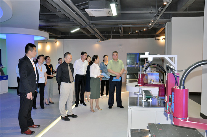 江蘇省泰州市新能源產(chǎn)業(yè)園區(qū)一行蒞臨東科集團(tuán)參觀交流