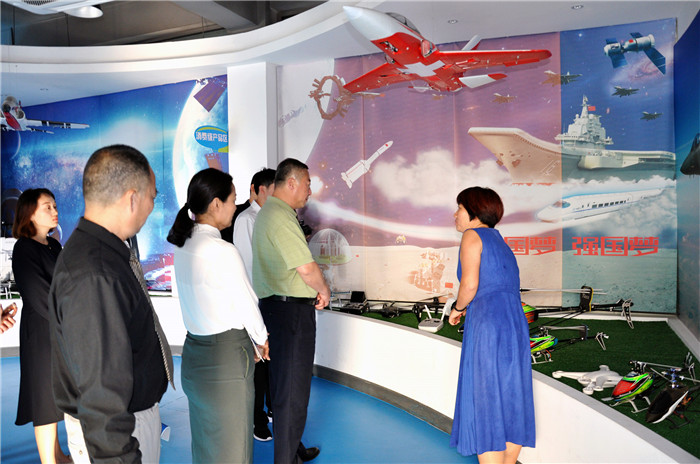 江蘇省泰州市新能源產(chǎn)業(yè)園區(qū)一行蒞臨東科集團(tuán)參觀交流