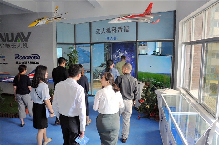 江蘇省泰州市新能源產(chǎn)業(yè)園區(qū)一行蒞臨東科集團(tuán)參觀交流