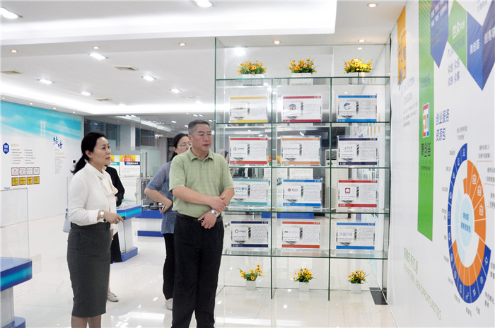 江蘇省泰州市新能源產(chǎn)業(yè)園區(qū)一行蒞臨東科集團(tuán)參觀交流