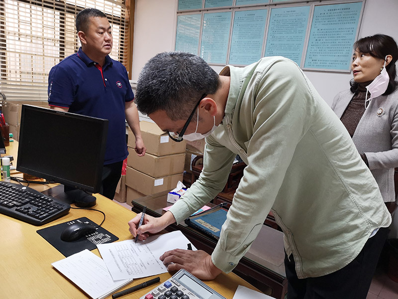 東科集團(tuán)向金美股份經(jīng)濟(jì)合作社捐贈(zèng)物質(zhì)：在不同戰(zhàn)線，我們一起加油！