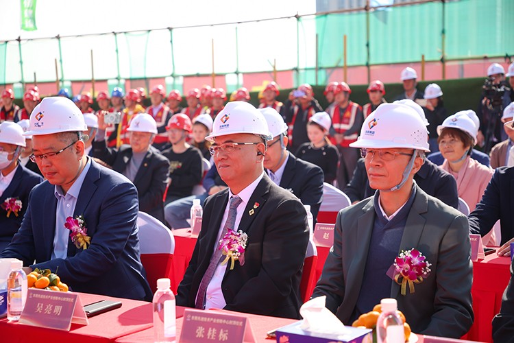 乘勢而上，喜封金頂｜東莞先進技術產業創新中心封頂儀式圓滿舉行！