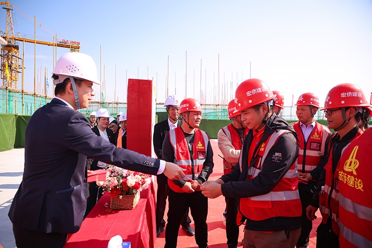 乘勢而上，喜封金頂｜東莞先進技術產業創新中心封頂儀式圓滿舉行！